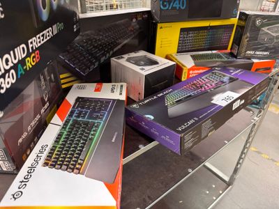 de nombreux claviers d'ordinateur exposés dans un magasin