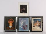 quatre affiches de cinéma encadrées sont exposées sur une surface blanche