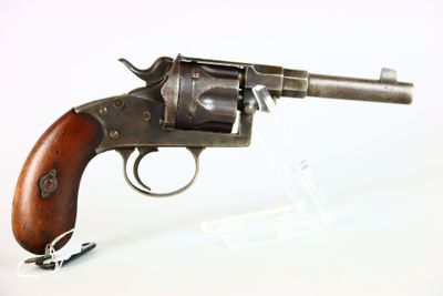 gros plan d'un revolver sur une surface blanche
