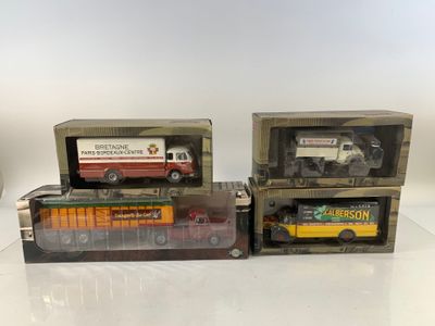trois camions miniatures sont posés dans une vitrine, sur une surface blanche