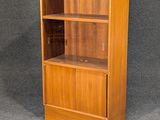 une image représentant une bibliothèque en bois sur fond gris