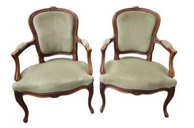 paire de fauteuils de style Louis XV avec assises recouvertes de velours vert