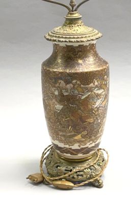 un grand vase posé sur un socle