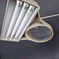 Lampe d'atelier en métal laqué gris, avec bras articulé et l… (photo 2)
