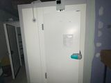 une photo d'un réfrigérateur blanc dans une pièce en cours de rénovation