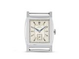 une image représentant une montre carrée en argent dont le cadran est orné de chiffres romains