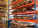 de nombreuses palettes de bois empilées sur les rayonnages de l'entrepôt