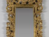 un miroir accroché au mur de la pièce