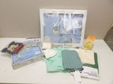 une boîte contenant des articles pour bébé posée sur une table blanche