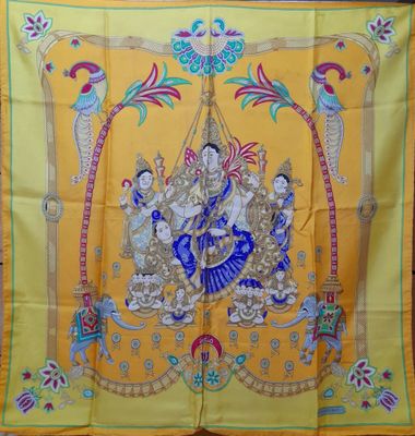 un foulard en soie jaune sur lequel est représenté un groupe de personnes