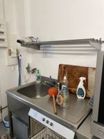 - Lot comprenant Deux tables en inox à dosseret, Trois étagè… (photo 4)