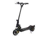 une trottinette électrique avec des roues et un guidon, sur fond blanc