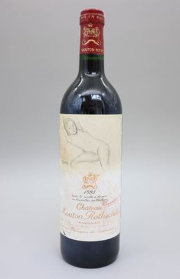 l'image d'une bouteille de vin posée sur une table