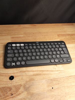 un clavier noir posé sur une table en bois