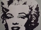 peinture représentant le visage d'une femme en noir et blanc sur fond gris