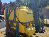 un homme qui se tient à côté d'une machine jaune