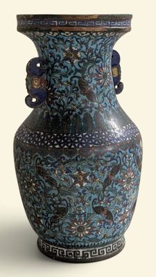 un vase bleu orné d'un motif représentant un oiseau