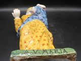 une image représentant une figurine de femme allongée sur une boîte