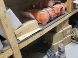 une étagère sur laquelle sont posés des outils et d'autres objets, dans une pièce