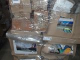 de nombreux cartons empilés les uns sur les autres dans un entrepôt