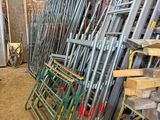 beaucoup de chaises et d'échelles dans une pièce