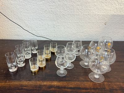 beaucoup de verres vides sur la table