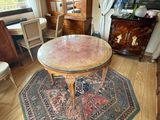 une table ronde avec un plateau en marbre dans un salon