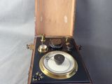 une boîte en bois contenant un tourne-disque