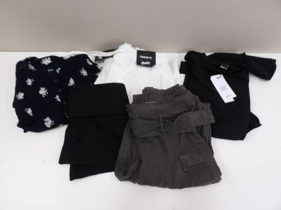 plusieurs vêtements sont disposés sur une surface blanche