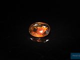 un saphir orange sur un fond noir