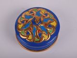 une boîte bleue ornée d'un motif bleu et doré