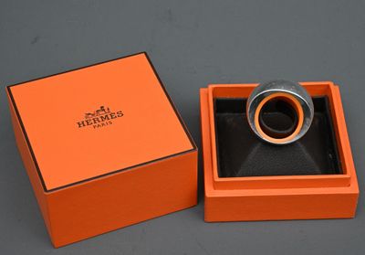 Hermès - Bague Quark en argent et résine orange.