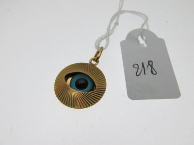 une image représentant un collier en or orné d'un œil bleu