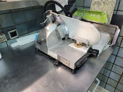 une machine posée sur le comptoir d'une cuisine