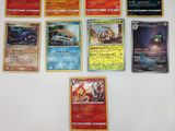 de nombreux types différents de cartes Pokémon accrochées au mur