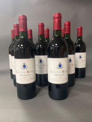 six bouteilles de vin sont alignées sur une table