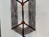 une sculpture représentant une structure en bois posée sur une table