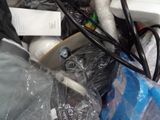 une photo montrant un tas d'appareils électroniques et de câbles