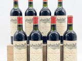 six bouteilles de vin rouge sont alignées