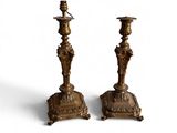 paire de chandeliers anciens en laiton sur fond blanc