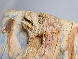 un gros plan sur un morceau de bois orné de sculptures