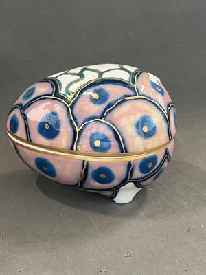 une image représentant une boîte décorative ornée d'un motif floral