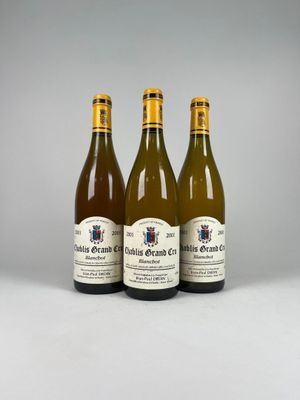 trois bouteilles de vin posées l'une à côté de l'autre sur une table