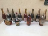 plusieurs bouteilles d'alcool alignées sur une table