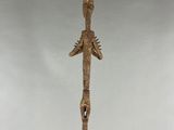 une image représentant une statue d'une personne tenant un couteau