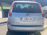une voiture argentée garée sur le bord de la route