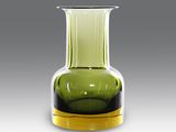 un vase en verre vert avec un socle doré sur fond gris