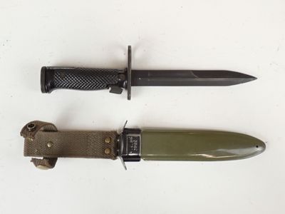 deux types de couteaux différents sur une surface blanche