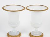 paire de vases en verre blanc et doré, avec des bords dorés