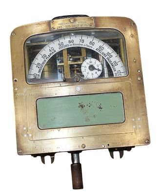 une horloge fixée à un poteau sur fond blanc